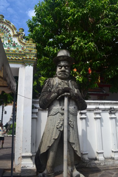 watpho_foreignerstatue